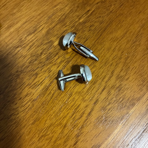 Dan Roma Mother of Pearl Cufflinks (like new) - Picture 4 of 4
